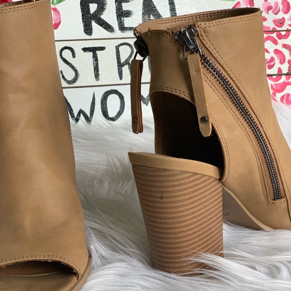 Tan open toe and heel booties - Picture 4 of 4